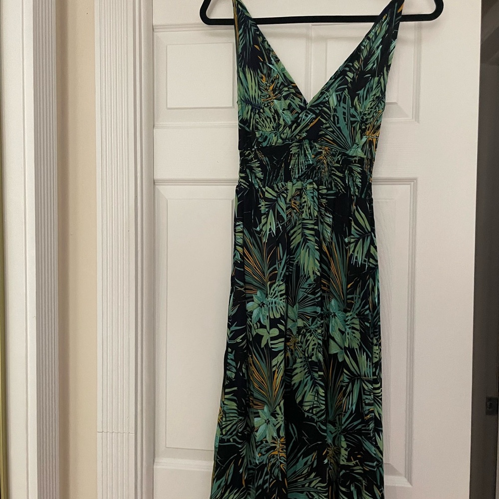 Lovely NWOT rayon sundress. Light, flowy. Size small. Washable. Adj. straps v-nk